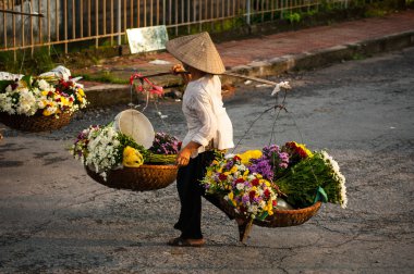Vietnam çiçekçi satıcı sokakta hanoi, Vietnam. Bu satıcılar Hanoi, vietnam için küçük Pazar olduğunu.