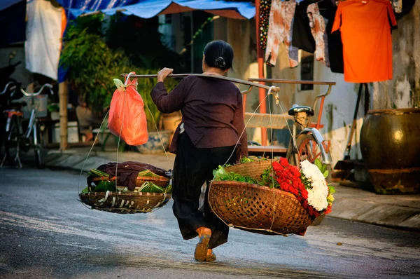 Vietnam virágüzlet szállító utcában hanoi, Vietnam. Ez a kis piaci szállítók Hanoi, vietnam. — Stock Fotó