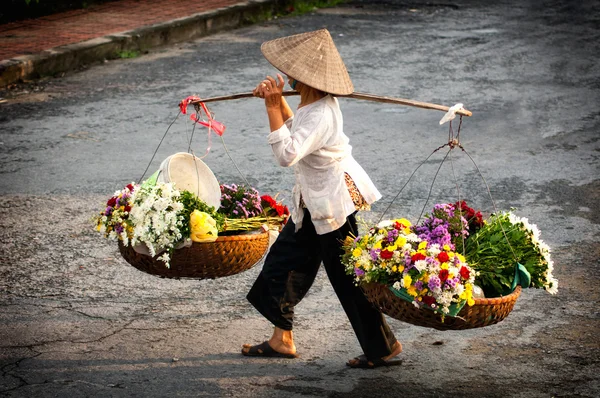 Vietnam florist vendor on hanoi street, Vietnam.  This is small market for vendors of hanoi, vietnam. — Stock Photo, Image