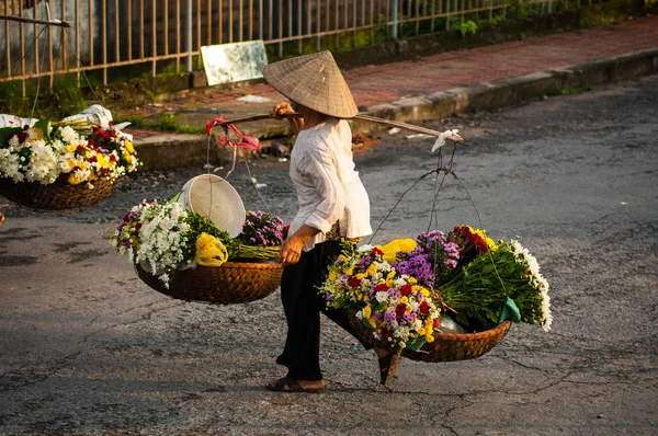 Vietnam florist leverantör på hanoi street, Vietnam. Detta är små på marknaden för leverantörer i hanoi, vietnam. — Stockfoto