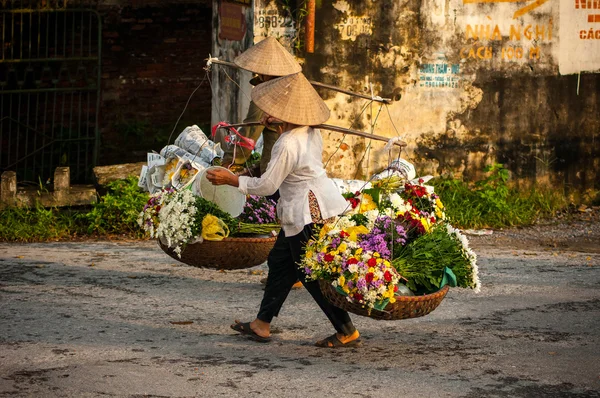 Vietnam çiçekçi satıcı sokakta hanoi, Vietnam. Bu satıcılar Hanoi, vietnam için küçük Pazar olduğunu. — Stok fotoğraf