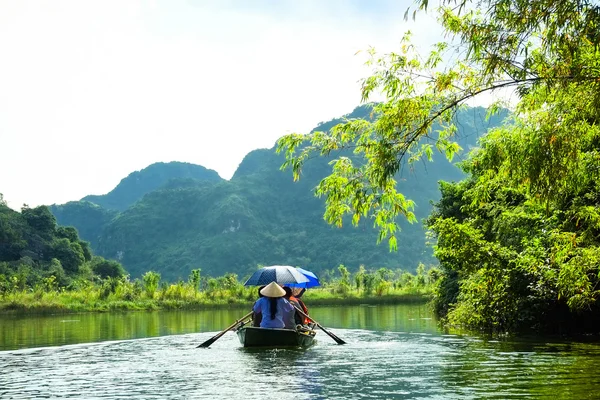 Barcos de turismo cueva en abril 19, 2014 en VanLong eco tourim, Ninh binh, Vietnam . —  Fotos de Stock