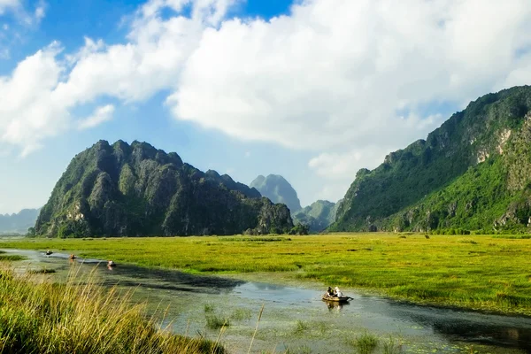 Barcos de turismo cueva en abril 19, 2014 en VanLong eco tourim, Ninh binh, Vietnam . — Foto de Stock