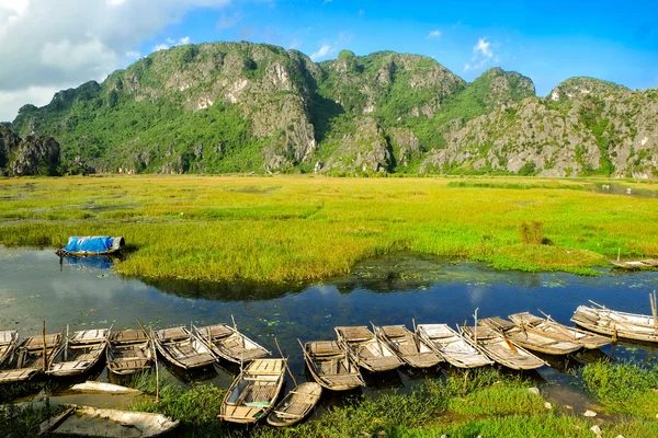 Caverna barcos turísticos em abril 19, 2014 em VanLong turismo ecológico, Ninh binh, Vietnã . — Fotografia de Stock
