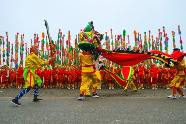 Bir grup kimliği belirsiz insan 27 Nisan 2014 festival geleneğiyle Ejderha dansı gerçekleştirmek