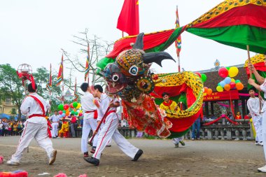 Bir grup kimliği belirsiz insan 27 Nisan 2014 festival geleneğiyle Ejderha dansı gerçekleştirmek