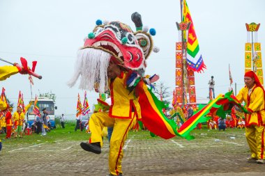 Bir grup kimliği belirsiz insan 27 Nisan 2014 festival geleneğiyle Ejderha dansı gerçekleştirmek