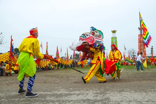 Ryhmä tunnistamattomia ihmisiä tanssii lohikäärmetanssia festivaaliperinteessä 27. huhtikuuta 2014. — kuvapankkivalokuva