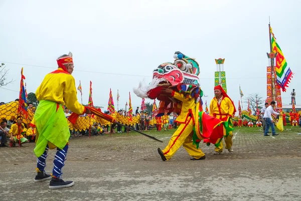 Um grupo de pessoas não identificadas realiza dança do dragão na tradição do festival em 27 de abril de 2014 — Fotografia de Stock