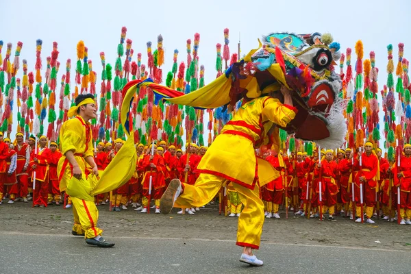 Un gruppo di persone non identificate esegue la danza del drago nella tradizione del festival al 27 aprile 2014 — Foto Stock