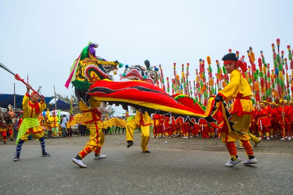 Skupina neznámých lidí provést dračí tanec festivalu tradice v 27. dubna 2014 — Stock fotografie