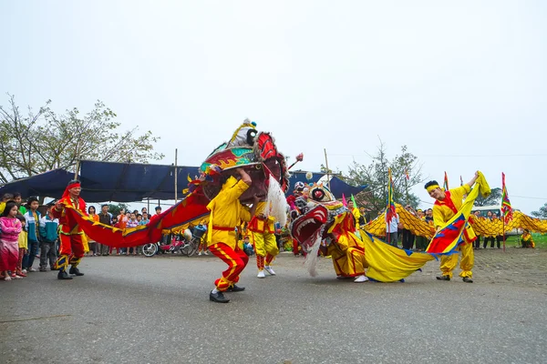 Skupina neznámých lidí provést dračí tanec festivalu tradice v 27. dubna 2014 — Stock fotografie