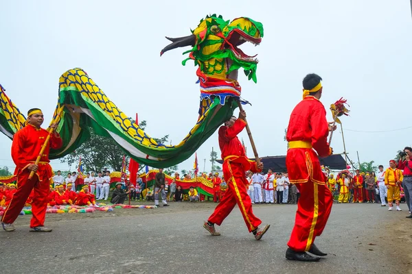 Un gruppo di persone non identificate esegue la danza del drago nella tradizione del festival al 27 aprile 2014 — Foto Stock