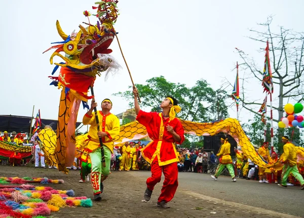 Skupina neznámých lidí provést dračí tanec festivalu tradice v 27. dubna 2014 — Stock fotografie
