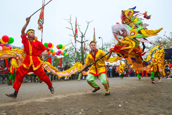 Um grupo de pessoas não identificadas realiza dança do dragão na tradição do festival em 27 de abril de 2014 — Fotografia de Stock