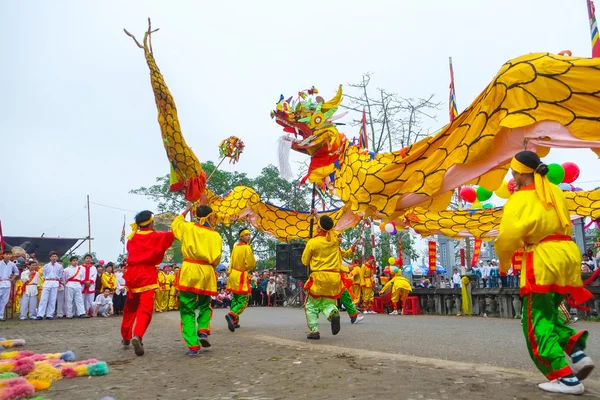 Un gruppo di persone non identificate esegue la danza del drago nella tradizione del festival al 27 aprile 2014 — Foto Stock