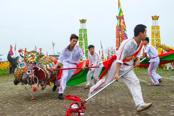 Un gruppo di persone non identificate esegue la danza del drago nella tradizione del festival al 27 aprile 2014 — Foto Stock