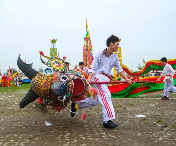 Um grupo de pessoas não identificadas realiza dança do dragão na tradição do festival em 27 de abril de 2014 — Fotografia de Stock