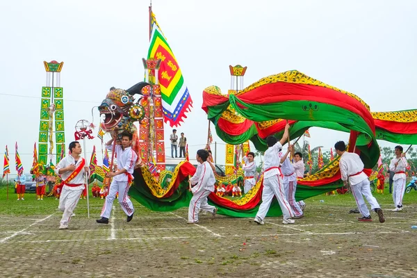 Um grupo de pessoas não identificadas realiza dança do dragão na tradição do festival em 27 de abril de 2014 — Fotografia de Stock