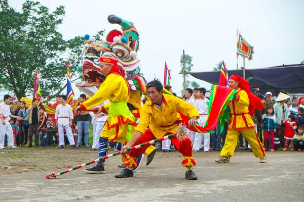 Un grupo de personas no identificadas realizan danza del dragón en la tradición del festival en abril 27, 2014 — Foto de Stock
