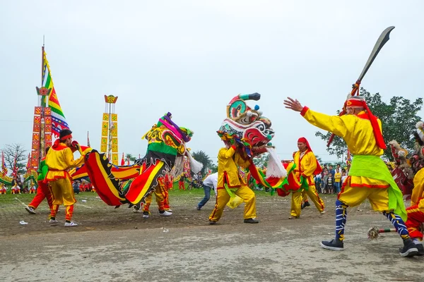 Um grupo de pessoas não identificadas realiza dança do dragão na tradição do festival em 27 de abril de 2014 — Fotografia de Stock