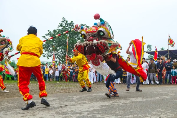 Um grupo de pessoas não identificadas realiza dança do dragão na tradição do festival em 27 de abril de 2014 — Fotografia de Stock