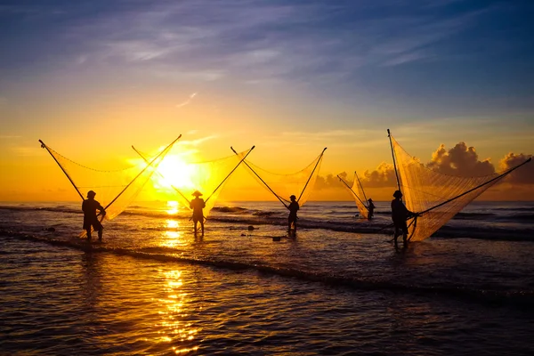 Fisherman fishing in early morning, vietnam — Stock Photo, Image