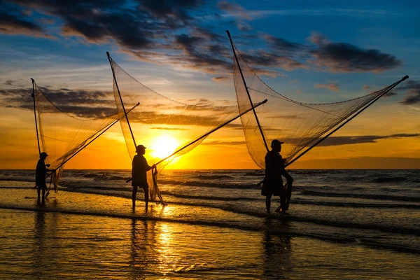 Рыбаки ловят рыбу рано утром — стоковое фото