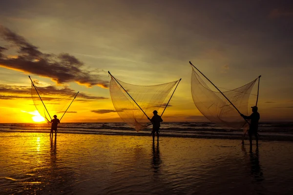Рыбаки ловят рыбу рано утром — стоковое фото