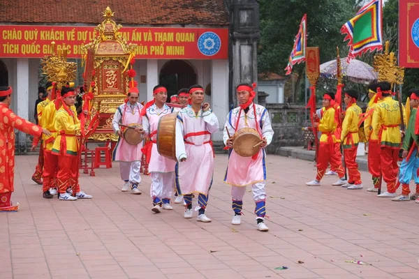 N grupo não identificado de pessoas as celebrações do festival tradicional no Ano Novo Lunar Tet em 02 de março de 2015 no Nam Dinh . — Fotografia de Stock