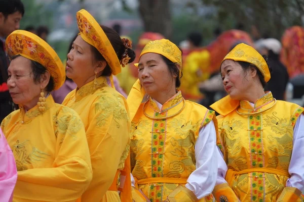 N oidentifierad grupp människor traditionell festival firandet i Tet Lunar New Year den 02 mars 2015 i Nam Dinh. — Stockfoto