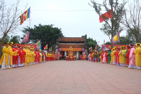 N gruppo non identificato di persone le tradizionali celebrazioni del festival nel Tet Lunar Capodanno marzo 02, 2015 in Nam Dinh . — Foto Stock