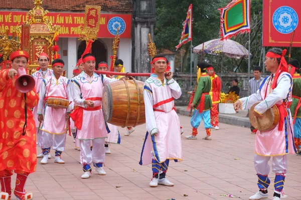 N oidentifierad grupp människor traditionell festival firandet i Tet Lunar New Year den 02 mars 2015 i Nam Dinh. — Stockfoto