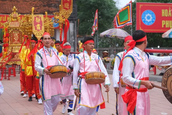 N gruppo non identificato di persone le tradizionali celebrazioni del festival nel Tet Lunar Capodanno marzo 02, 2015 in Nam Dinh . — Foto Stock