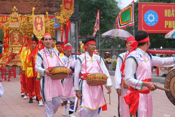 N oidentifierad grupp människor traditionell festival firandet i Tet Lunar New Year den 02 mars 2015 i Nam Dinh. — Stockfoto