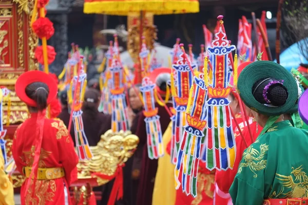 Az emberek a hagyományos fesztivál ünnepségek a Tet Hold új év március 02, 2015-ben Nam Dinh n azonosítatlan csoport. — Stock Fotó