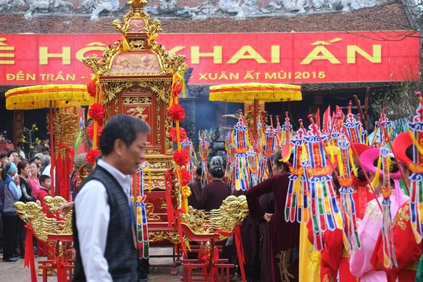 N gruppo non identificato di persone le tradizionali celebrazioni del festival nel Tet Lunar Capodanno marzo 02, 2015 in Nam Dinh . — Foto Stock