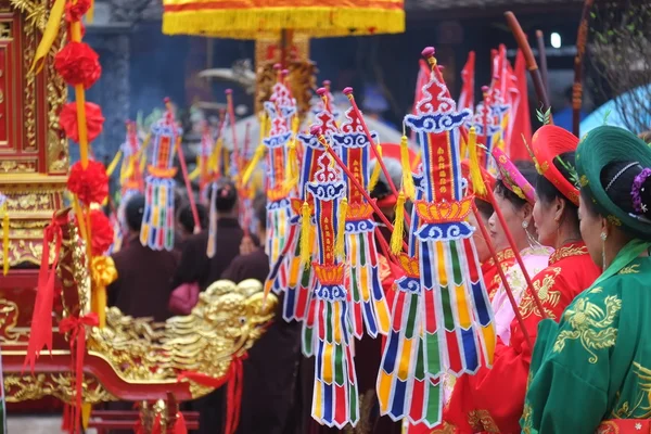 N oidentifierad grupp människor traditionell festival firandet i Tet Lunar New Year den 02 mars 2015 i Nam Dinh. — Stockfoto