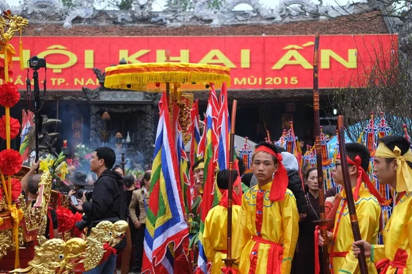 N grupo não identificado de pessoas as celebrações do festival tradicional no Ano Novo Lunar Tet em 02 de março de 2015 no Nam Dinh . — Fotografia de Stock