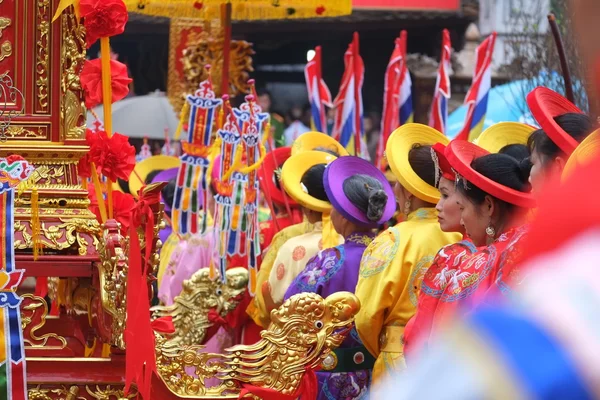 N oidentifierad grupp människor traditionell festival firandet i Tet Lunar New Year den 02 mars 2015 i Nam Dinh. — Stockfoto