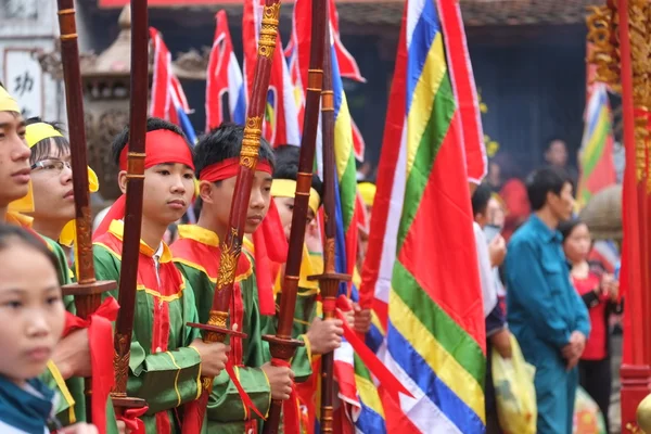 N tunnistamaton ryhmä ihmisiä perinteinen festivaali juhlia Tet Lunar uudenvuoden maaliskuussa 02, 2015 Nam Dinh . — kuvapankkivalokuva