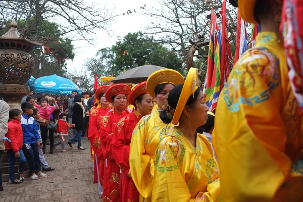 N oidentifierad grupp människor traditionell festival firandet i Tet Lunar New Year den 02 mars 2015 i Nam Dinh. — Stockfoto