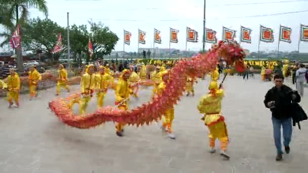 Um grupo de pessoas não identificadas executam a dança do dragão durante o Ano Novo Lunar no Vietnã . — Vídeo de Stock