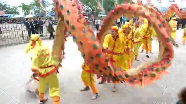 Un groupe de personnes non identifiées exécutent la danse du dragon pendant le Nouvel An lunaire au Vietnam . — Video