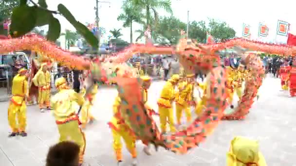 Группа неопознанных людей танцует танец дракона во время Tet Lunar New Year во Вьетнаме . — стоковое видео