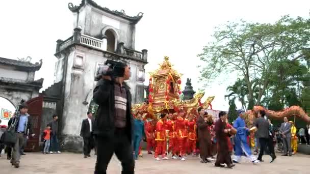 Een groep niet-geïdentificeerde mensen voeren dragon dans tijdens Tet Lunar New Year in vietnam. — Stockvideo