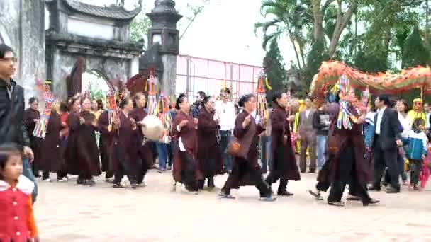 正体不明の人々 のグループを実行ドラゴン ダンス テト旧正月の時期にベトナムで. — ストック動画