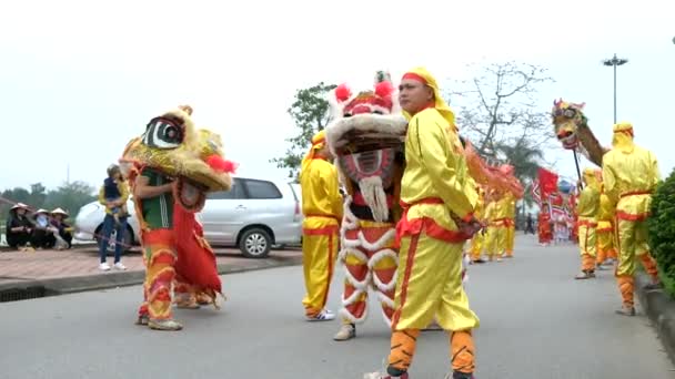 Ismeretlen emberek egy csoportja végre dragon dance során Tet Holdújév Vietnamban. — Stock videók