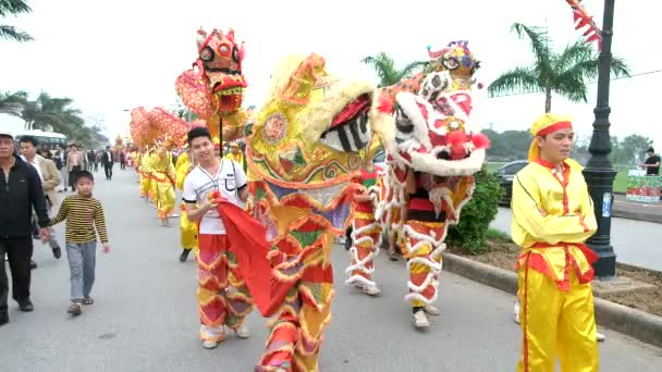 Een groep niet-geïdentificeerde mensen voeren dragon dans tijdens Tet Lunar New Year in vietnam. — Stockvideo