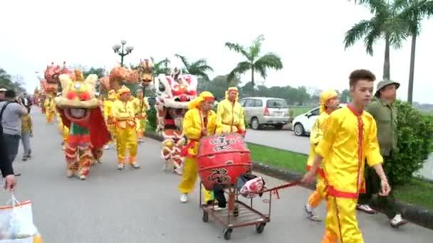 Een groep niet-geïdentificeerde mensen voeren dragon dans tijdens Tet Lunar New Year in vietnam. — Stockvideo